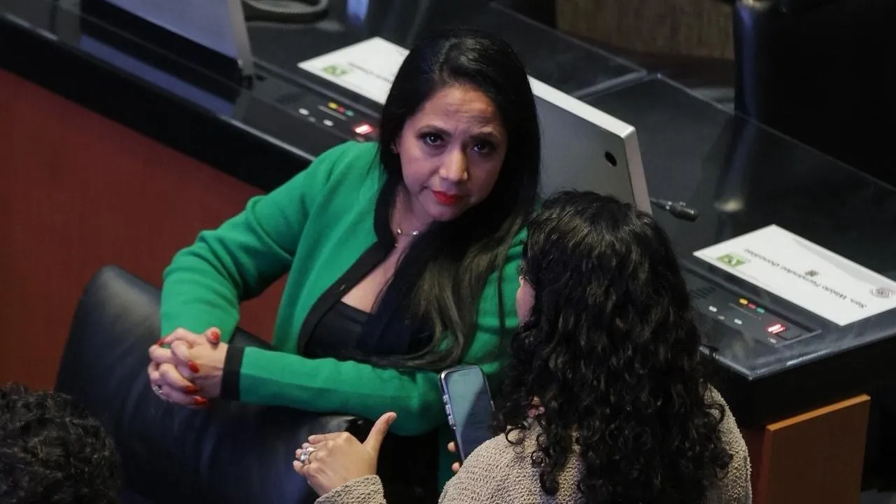 Senadora reclama falta de solidaridad de compañeras que la invitaron a salón de belleza