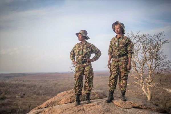 Las Mambas Negras, las mujeres que trabajan entre leones y hienas