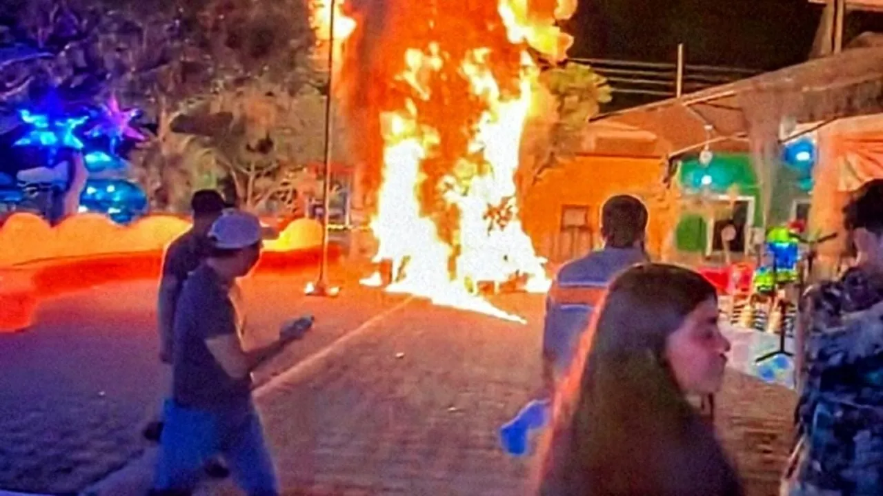 Habitantes prenden fuego a árbol navideño y toman la alcaldía de Jonacatepec, Morelos