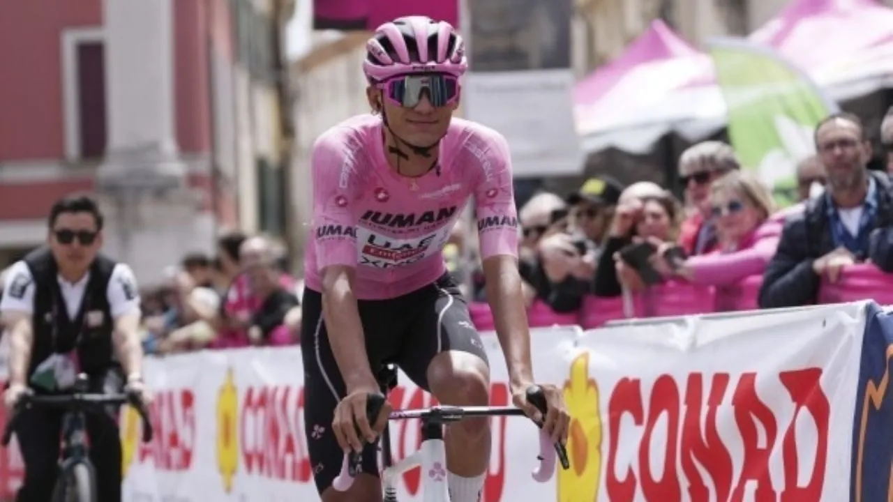 Isaac del Toro suma cuarto podio y continúa como líder en Giro de Italia después de 13 etapas