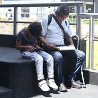 Lo que adolescentes y padres deben saber ante el resurgimiento del bronceado