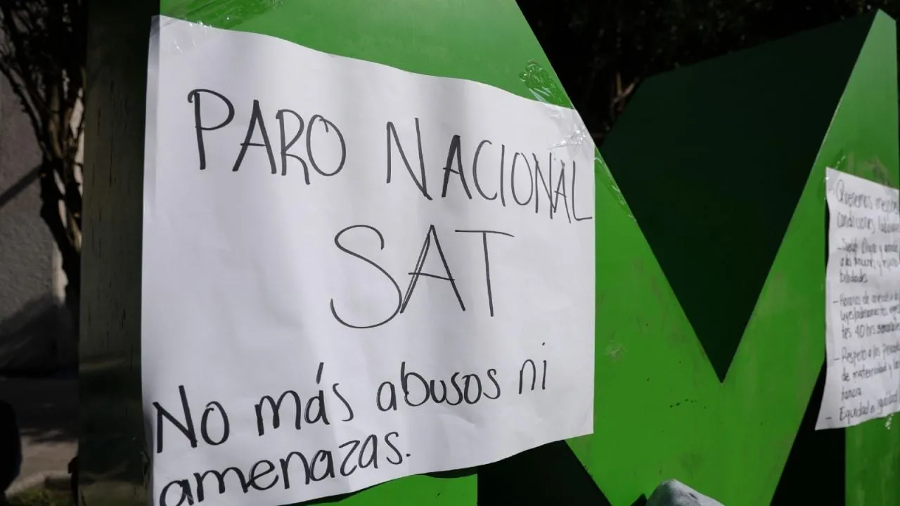“Brazos caídos”: empleados del SAT bloquean Reforma y las vías al AICM (Video)
