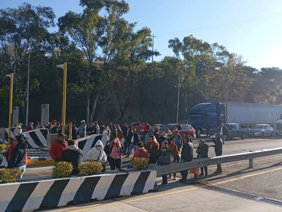 Trabajadores de Salud de Oaxaca bloquean carreteras por falta de pago del IMSS Bienestar