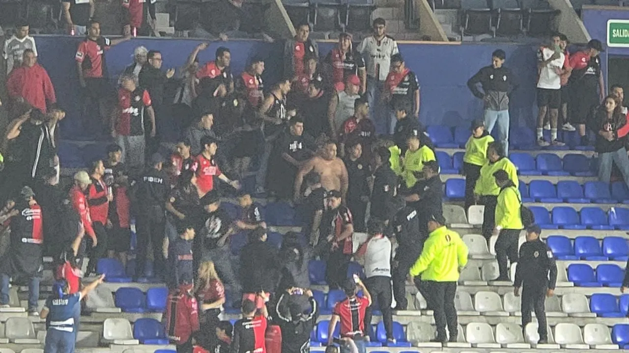 Se enfrentan aficionados del Atlas y elementos de seguridad en el partido Pachuca vs Atlas (Video)