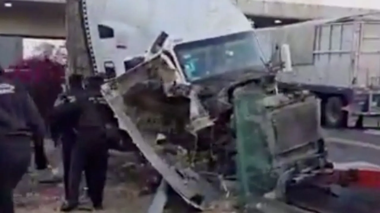 Tráiler choca contra caseta de cobro en Tepotzotlán tras presunto asalto