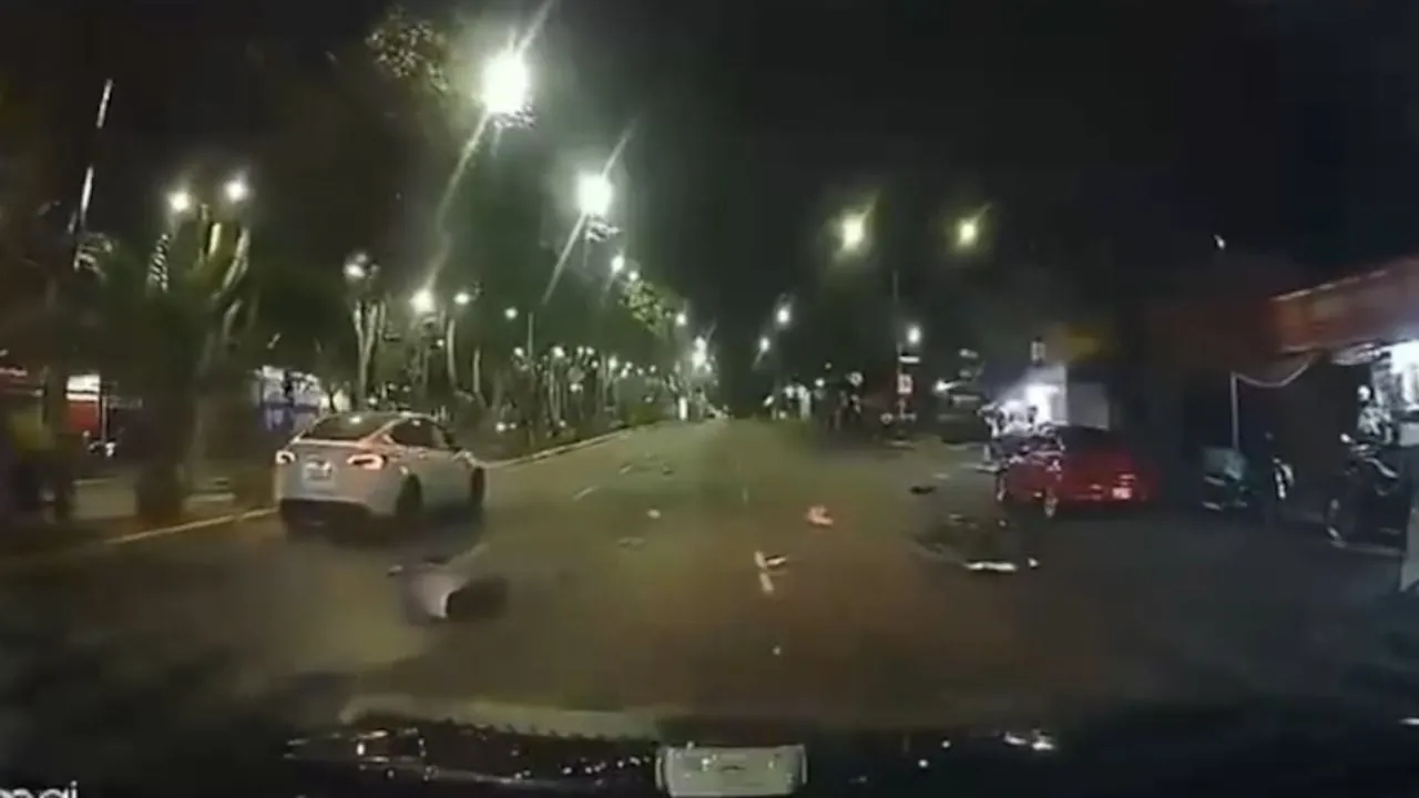 Motociclista muere tras pasarse un semáforo en rojo y chocar contra Tesla en CDMX