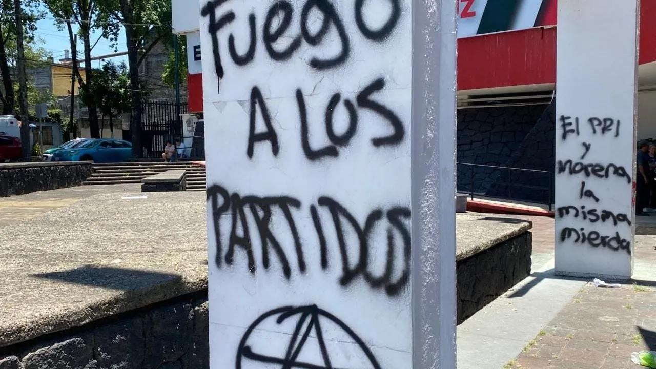 "Anti-homenaje póstumo" a Fidel Herrera deja pintas y destrozos en INE y Comité Estatal del PRI