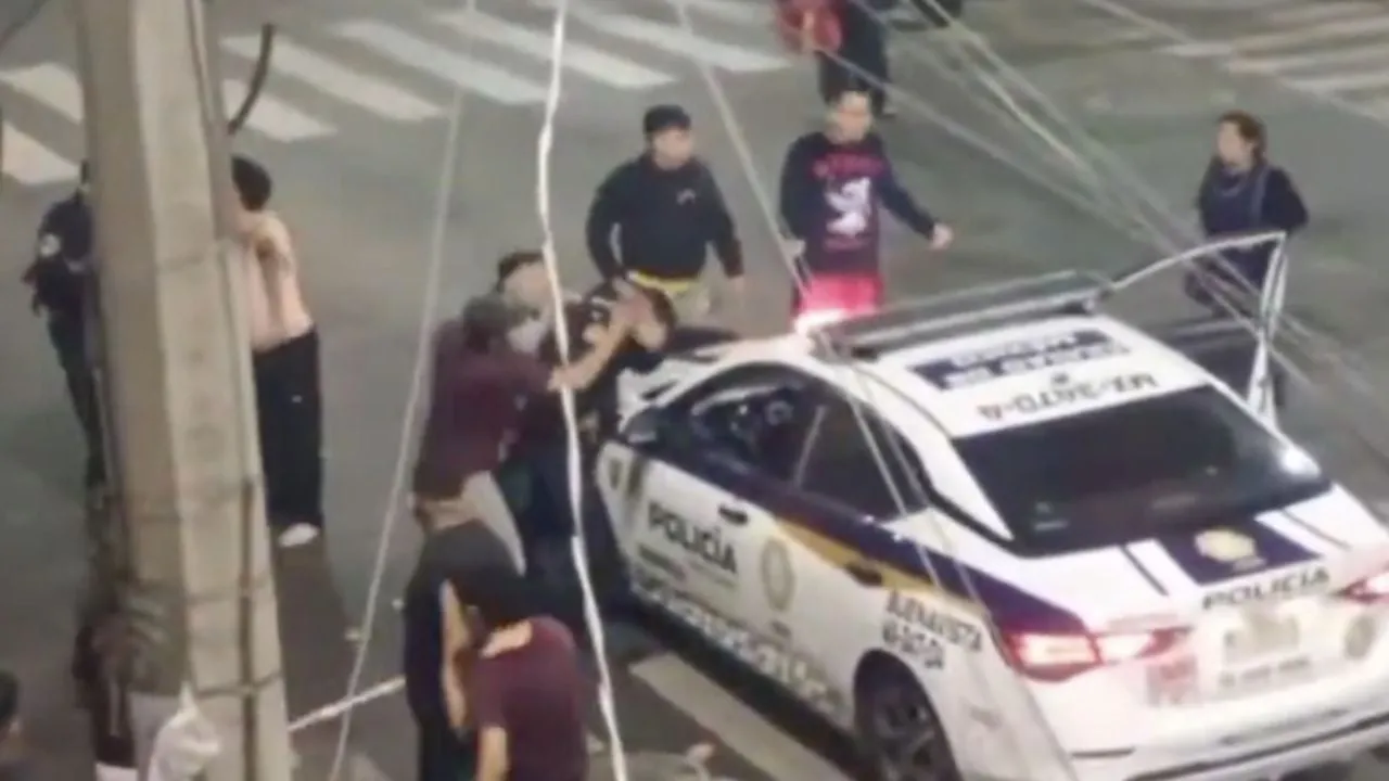 Policía termina hospitalizado al ser golpeado por vecinos de Santa María la Ribera (Video)