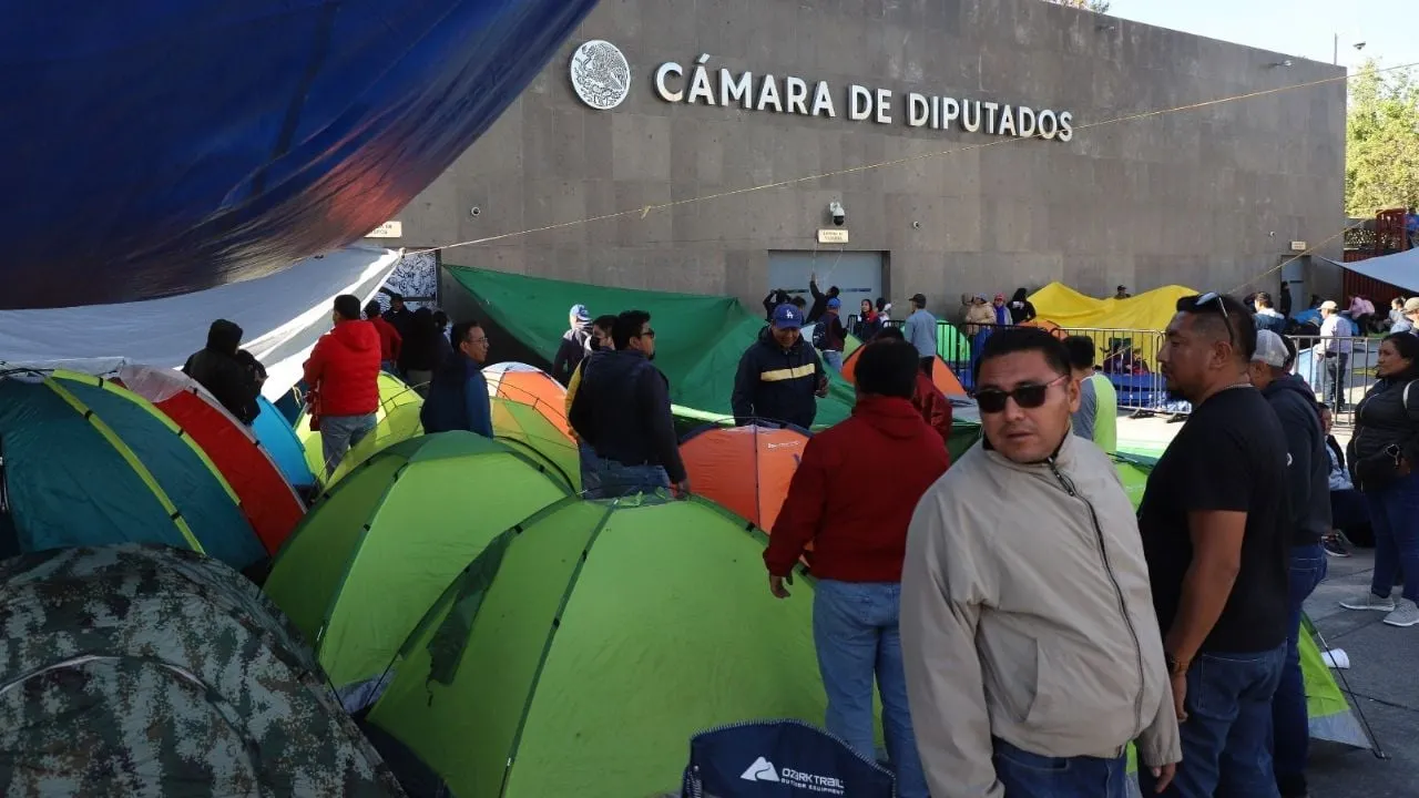 La CNTE instala plantón en inmediaciones de la Cámara de Diputados