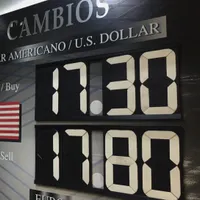 Peso gana ante un mayor optimismo por la apertura del Estrecho de Ormuz