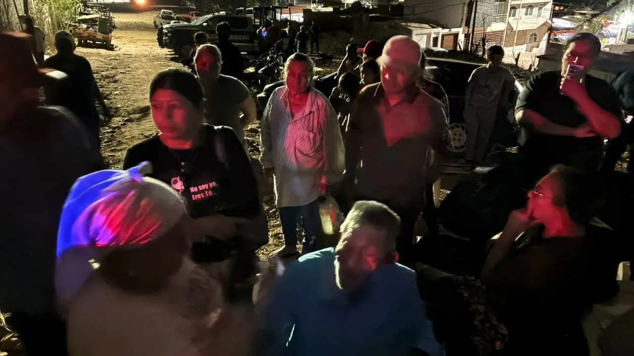 En Culiacán elementos de la Fiscalía desalojan a desplazados por violencia de guerra del narco