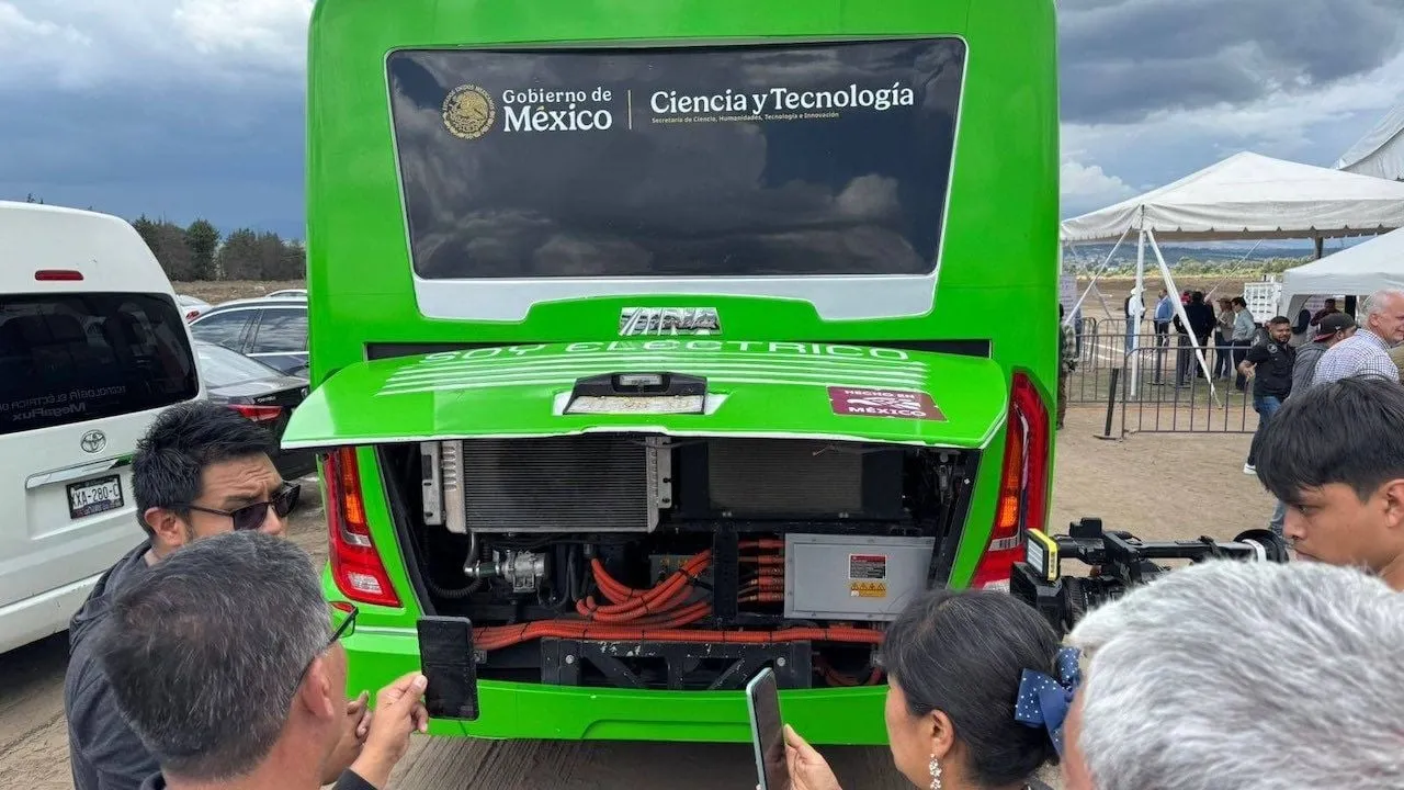 Ebrard revela interés en EU por el autobús eléctrico mexicano Taruk