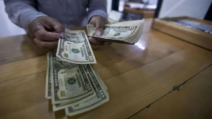 Dólar cotiza por encima de los 19 pesos
