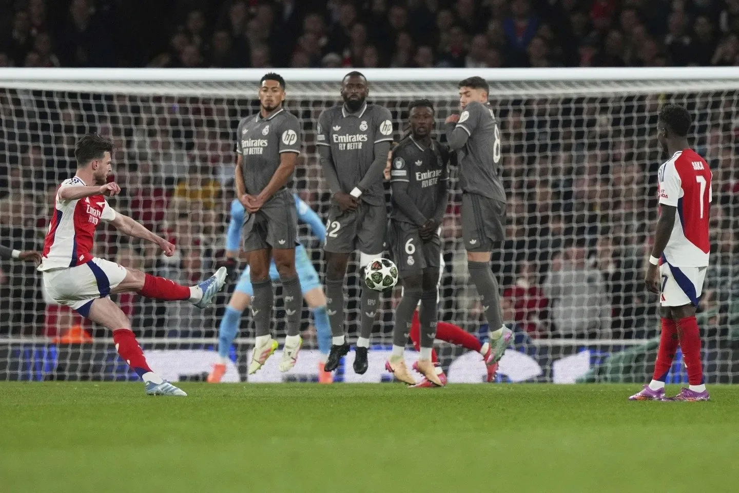 Arsenal vence 3-0 al Real Madrid en la ida de cuartos de final de la Champions League (Videos)