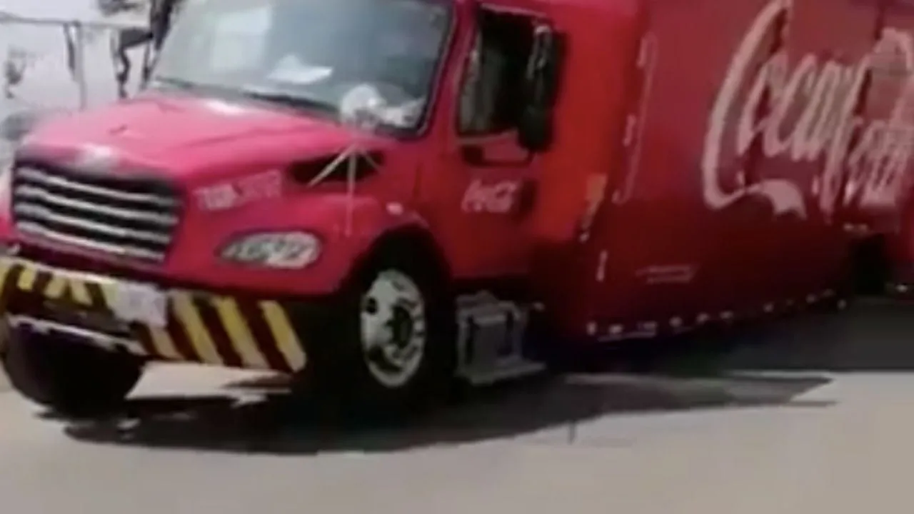 Camión de Coca-Cola cae a socavón cerca del Estadio Azteca a menos de 100 días del Mundial