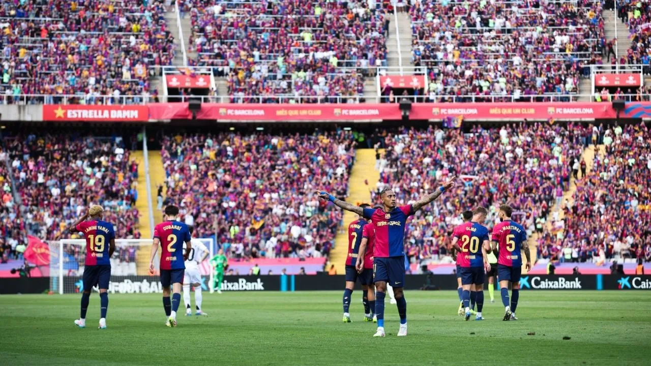 El Barcelona remonta y vence 4-3 al Real Madrid para acercarse al título de LaLiga