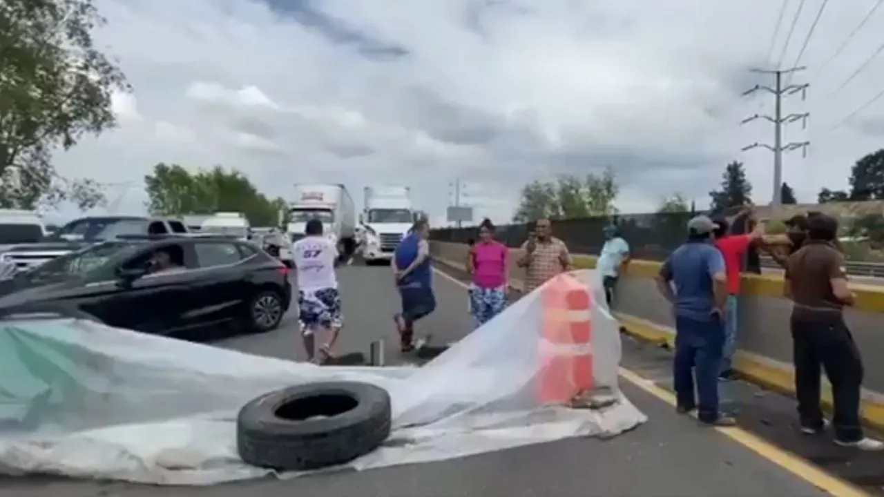 Habitantes de San Miguel Xoxtla bloquean la autopista México-Puebla (Video)