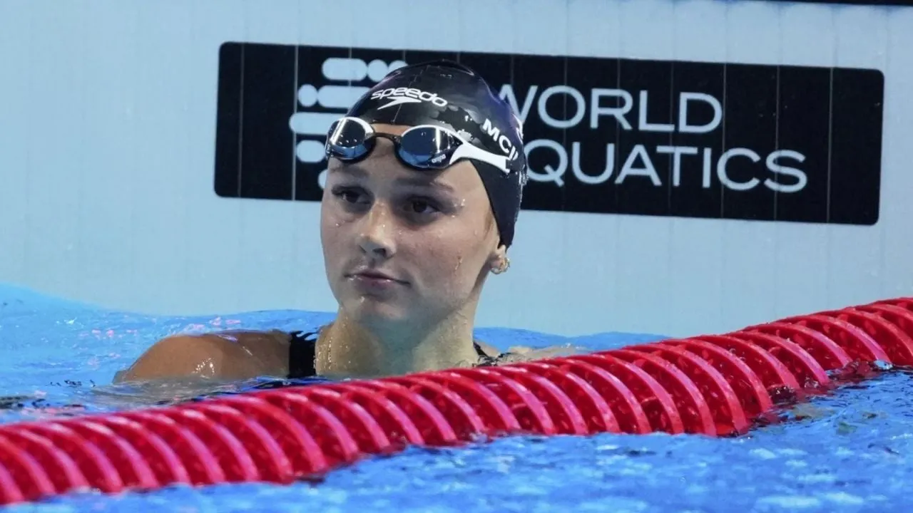 Summer McIntosh gana su primera medalla de oro en el Campeonato Mundial de Deportes Acuáticos