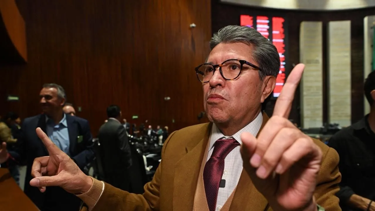 Monreal presenta iniciativa para sancionar abusos en tarjetas de crédito