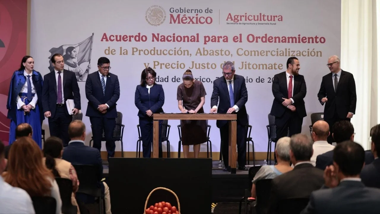 Sheinbaum firma acuerdo para bajar el precio del jitomate