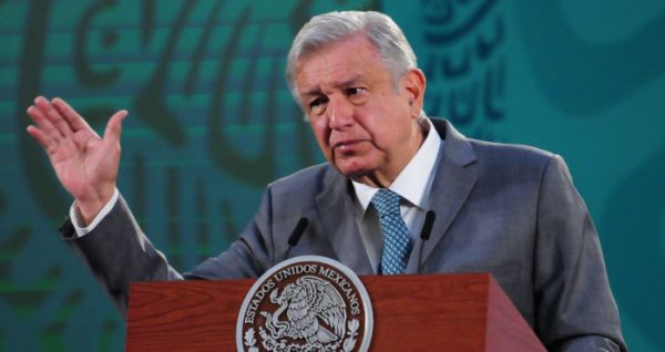 AMLO arremete contra juez que concedió amparos por padrón de telefonía.