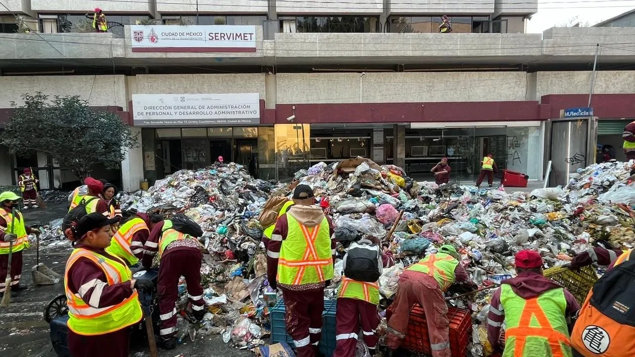 Trabajadores de limpieza cubren Fray Servando con basura: exigen ser incorporados al SUTGCDMX