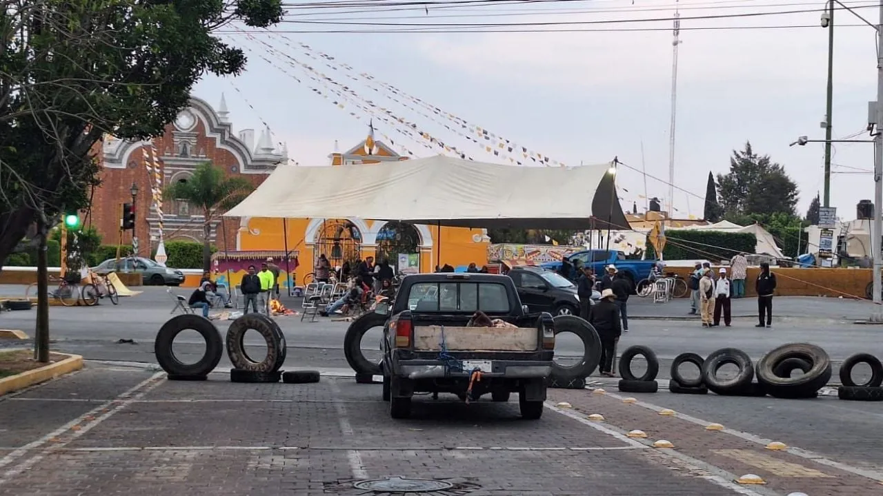 Pueblos cholultecas bloquean carretera y demandan a gobierno que frene urbanización de sus tierras
