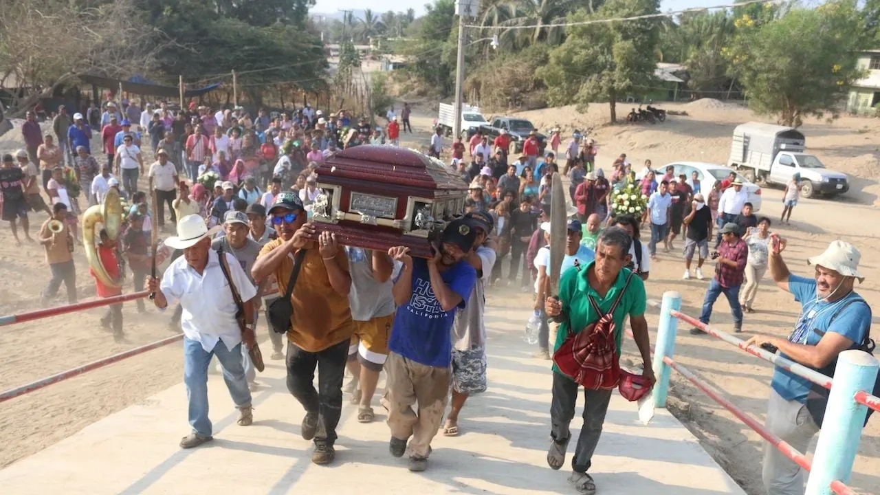 Emotivo adiós al luchador social Marco Suástegui, asesinado en Acapulco