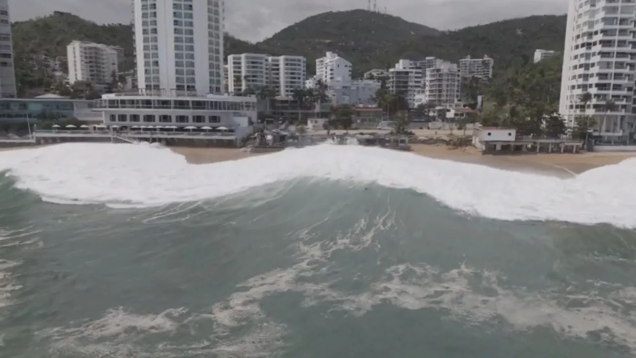 Mar de fondo arrastra a turistas en Acapulco (Video)