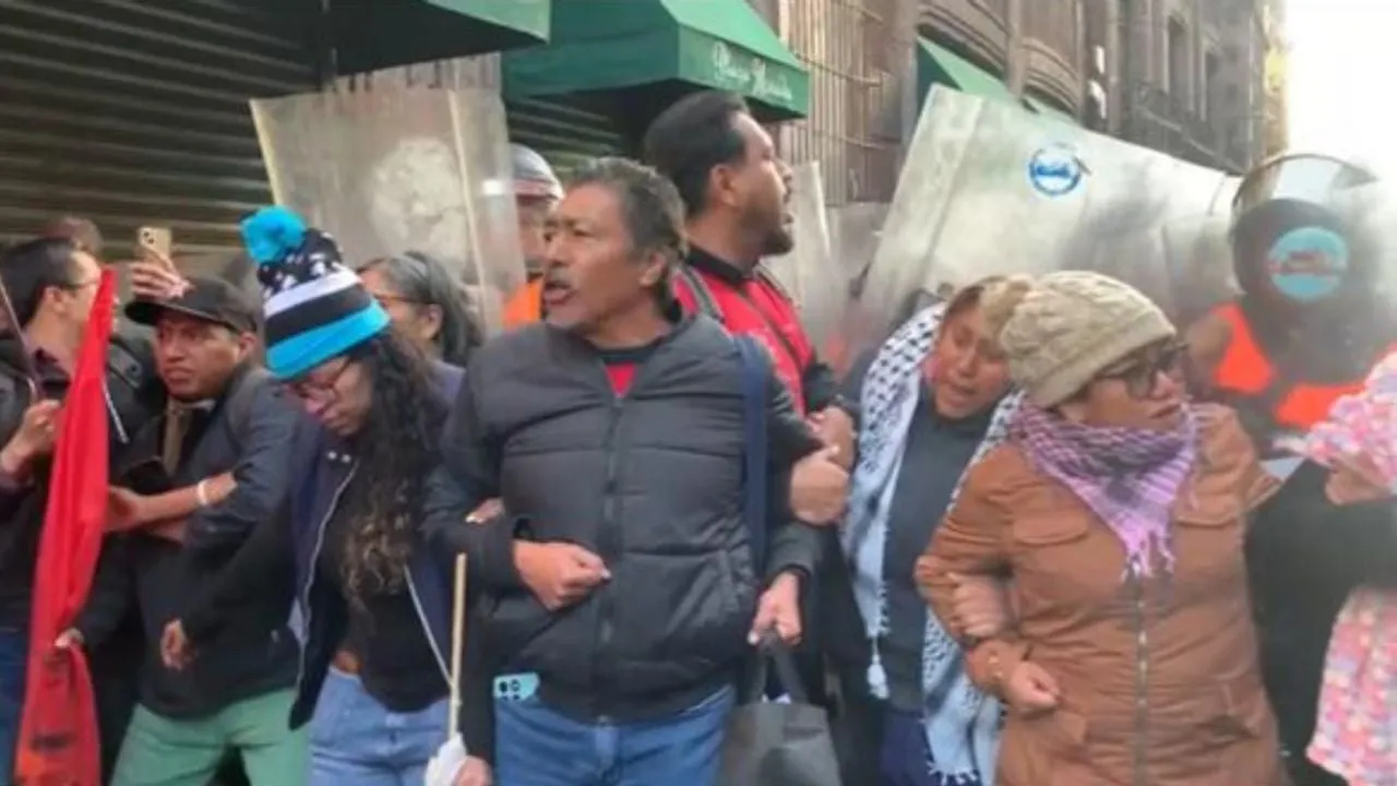 Maestros de la CNTE cercan Palacio Nacional; fueron dispersados con extintores (Video)