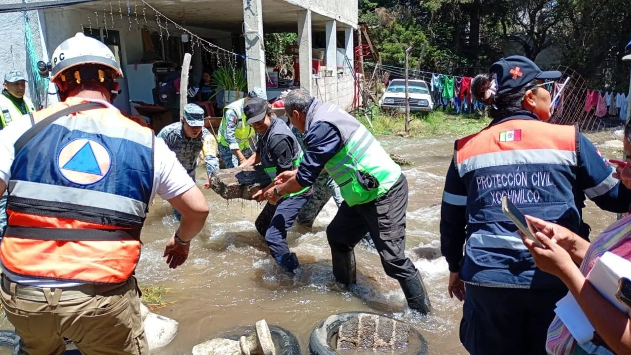 Megafuga de agua afecta 25 viviendas en los límites de Xochimilco y Tlalpan