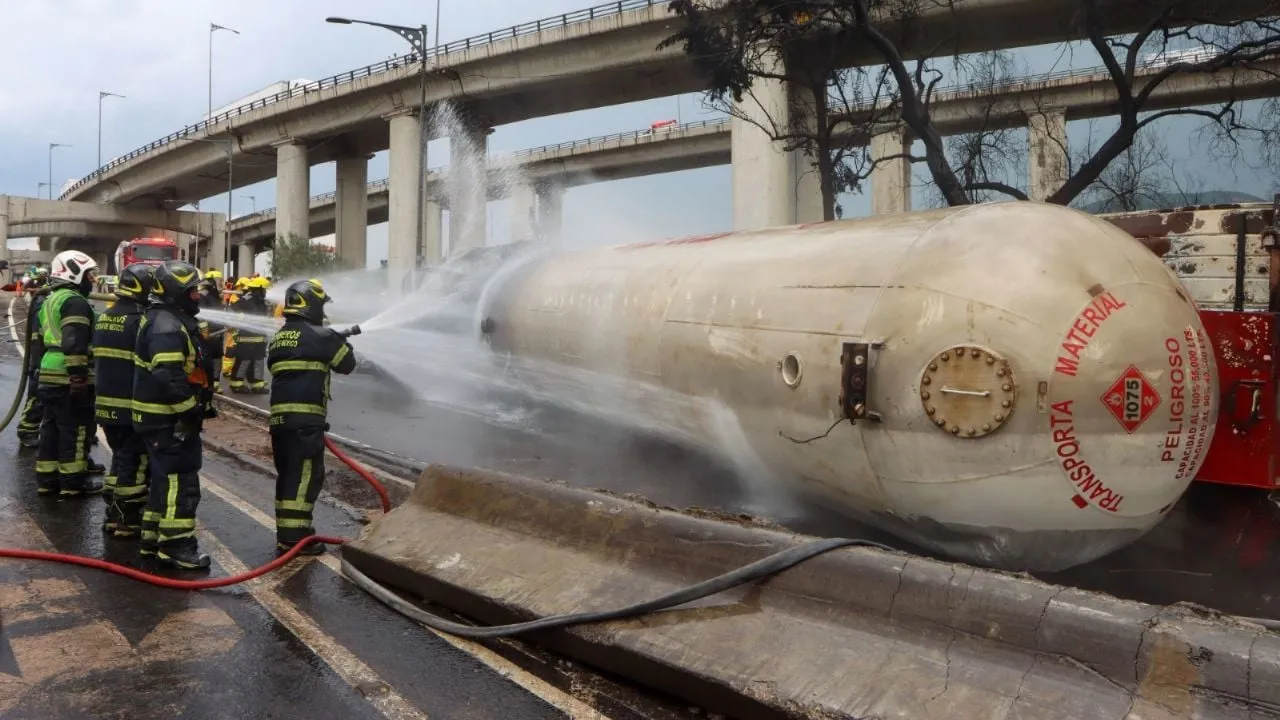 Pipa de gas explotó tras volcar por circular a exceso de velocidad, asegura la Fiscalía de la CDMX