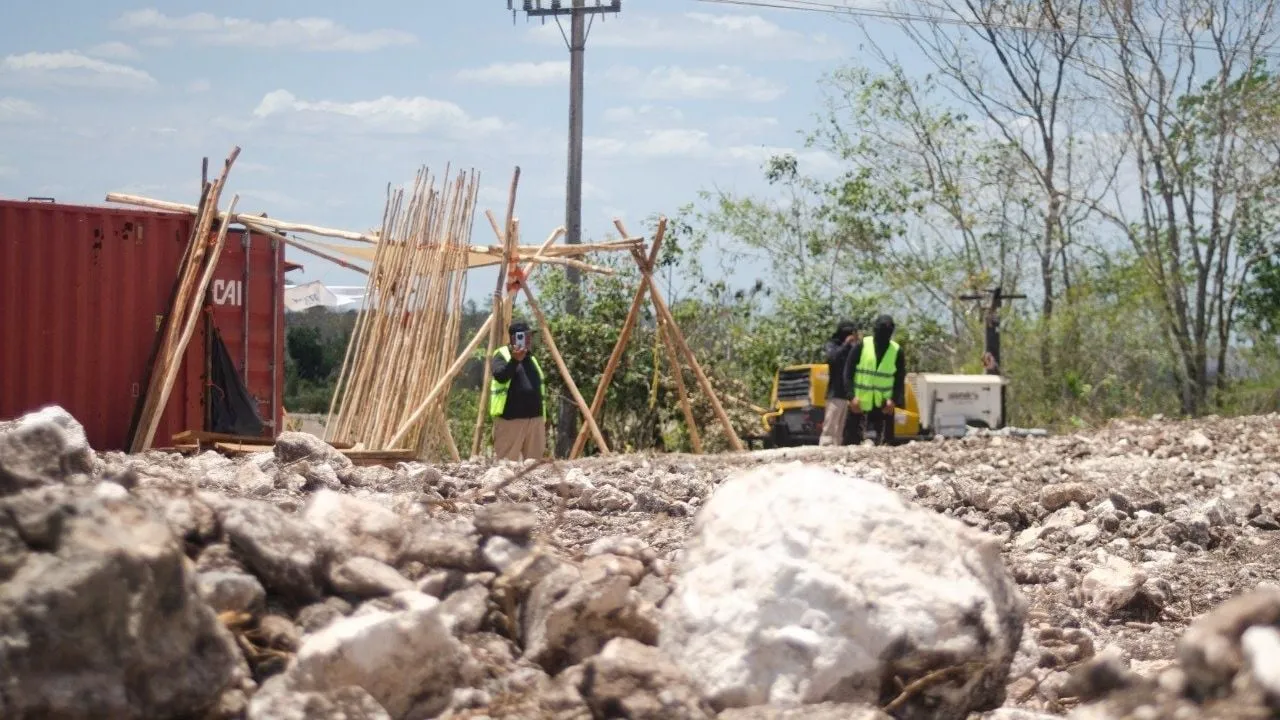Con maquinaria y hombres armados intentan despojar a campesinos del ejido de Becanchén