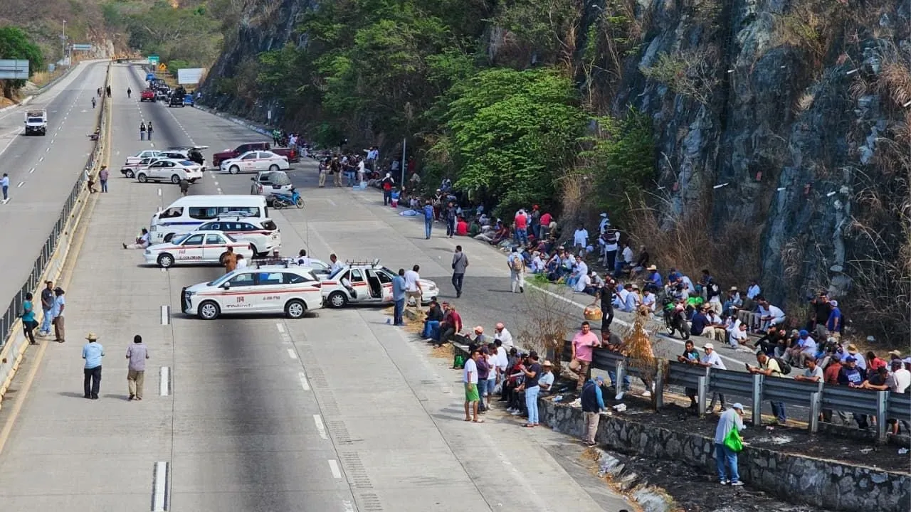 Levantan bloqueo en la Autopista del Sol tras acordar una mesa de diálogo