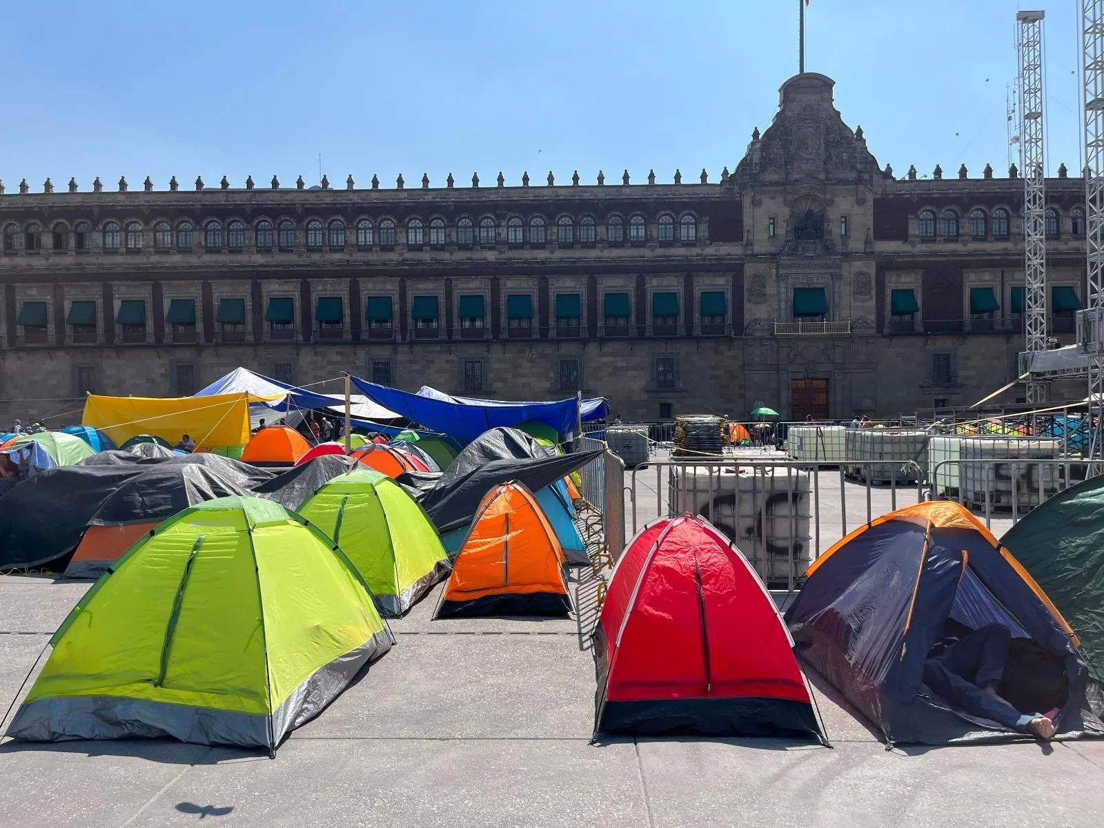 CNTE se planta en el Zócalo pese a que Sheinbaum retiró la reforma al ISSSTE (Video)