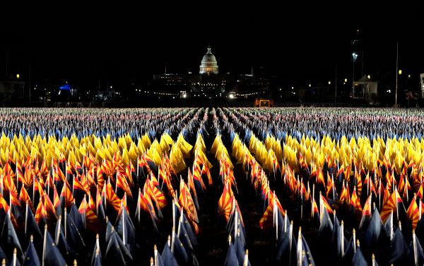 Las miles de banderas simbólicas del Capitolio en espera de que Joe Biden tome protesta EEUU.