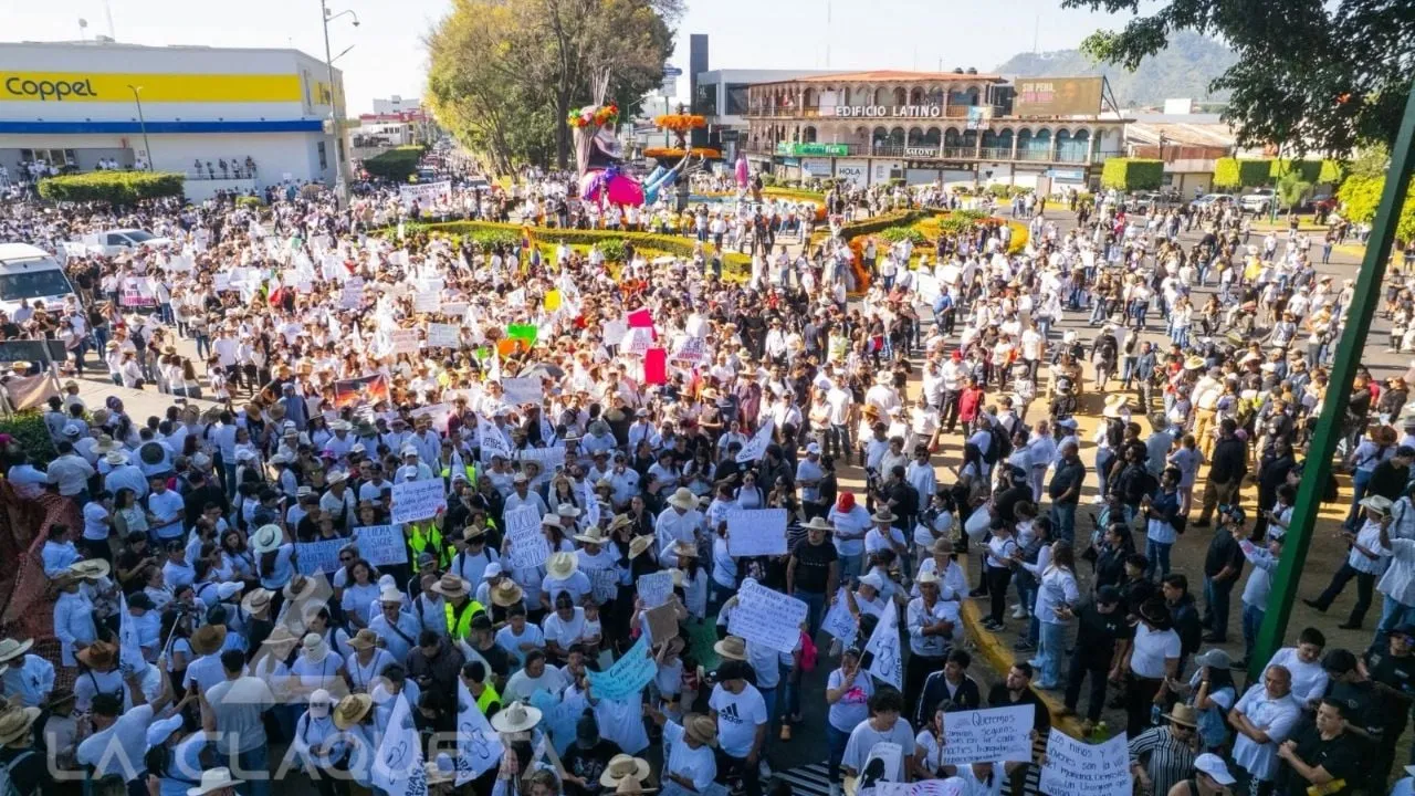 Miles de personas exigen paz en Uruapan y justicia para el alcalde Carlos Manzo