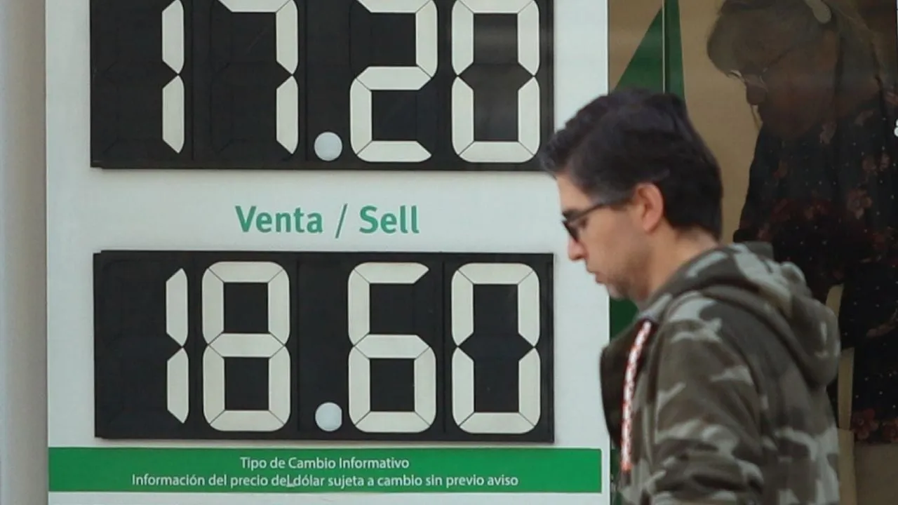 Peso pierde a pesar de la debilidad del dólar 