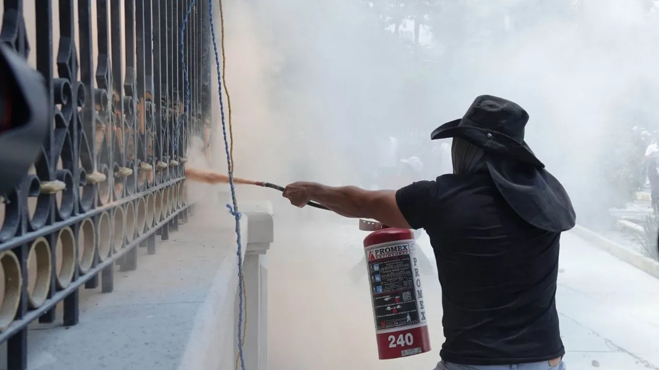Encapuchados protestan con violencia en Gobernación; policía los repele y CNTE se deslinda (Video)
