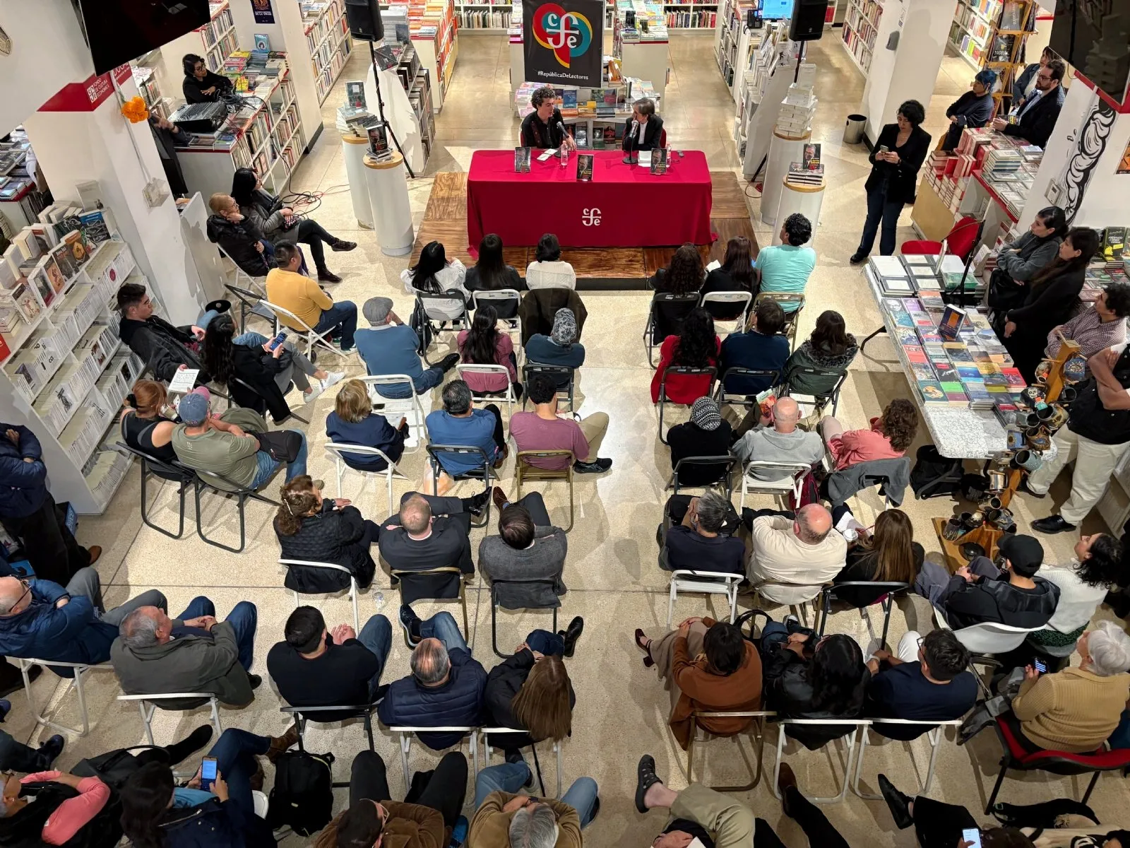 "La fórmula Salinas", libro de Mathieu Tourliere, una radiografía sobre el éxito de la usura