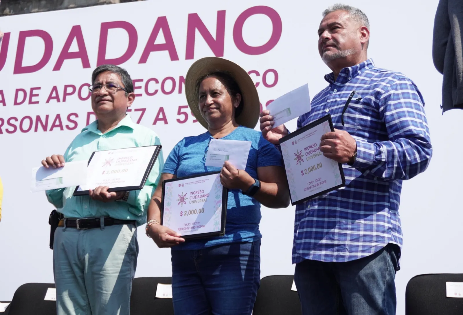 Brugada entrega apoyo social a 21 mil personas de 57 a 59 años de edad