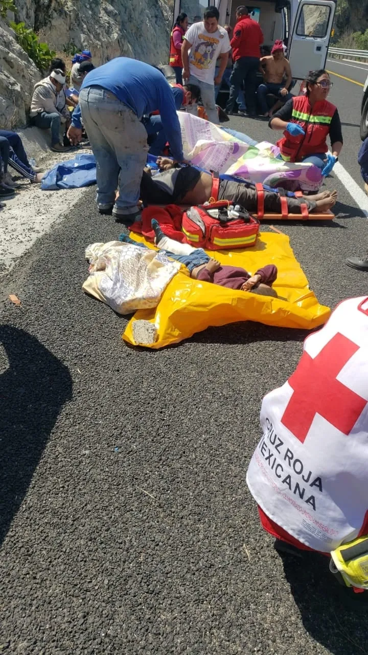 Vuelca camión de pasajeros que asistieron a mitin de Sheinbaum; hay 11 muertos y 30 heridos (Video)