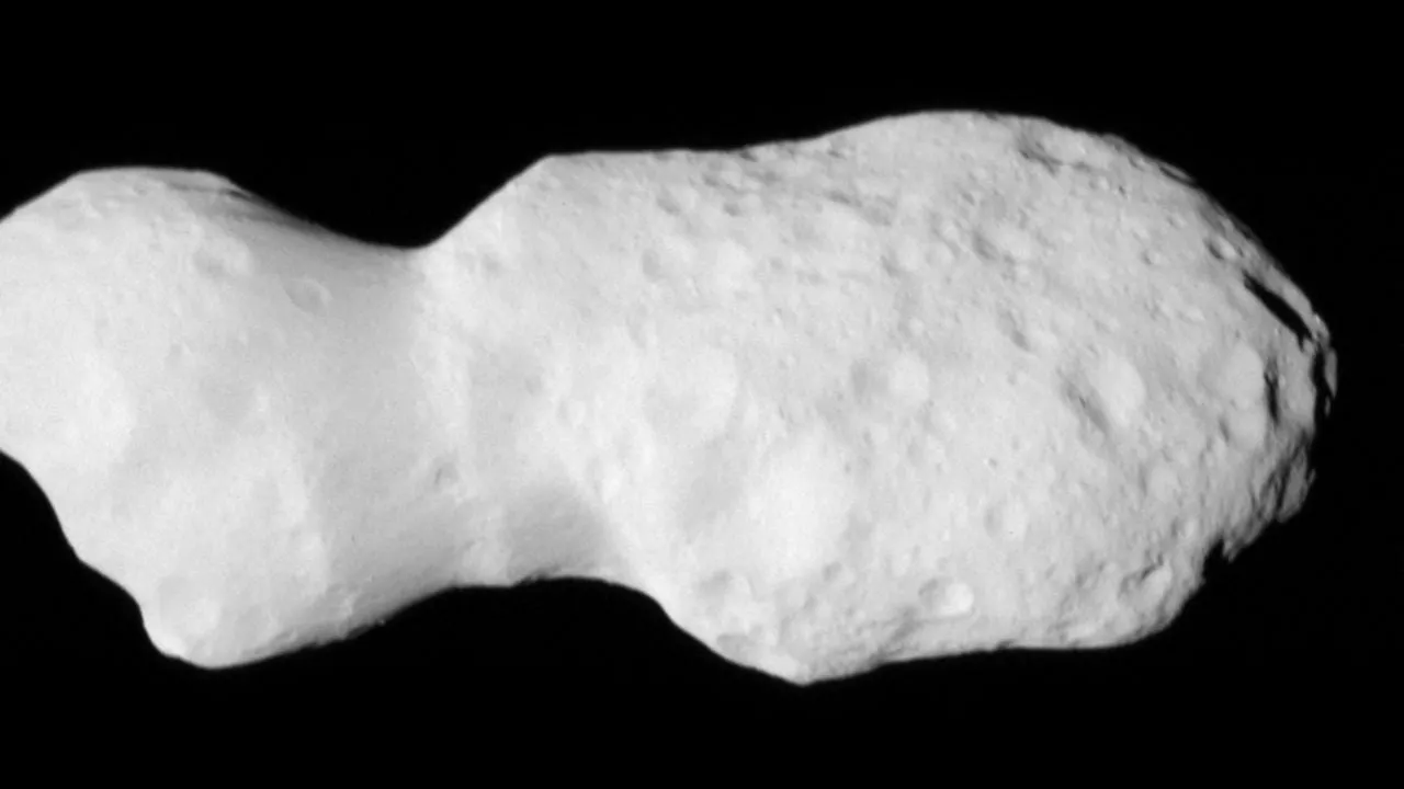 Nave de la NASA envía imágenes de asteroide muy grande, irregular y de forma extraña